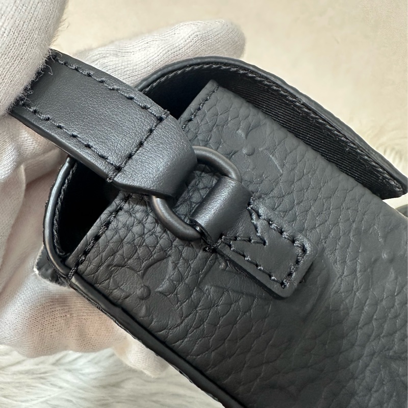 LV M81746 黑色牛皮壓紋斜背包 steamer-17