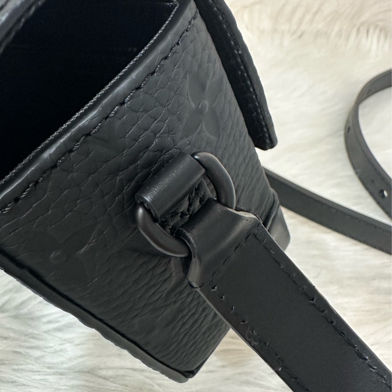 LV M81746 黑色牛皮壓紋斜背包 steamer-18