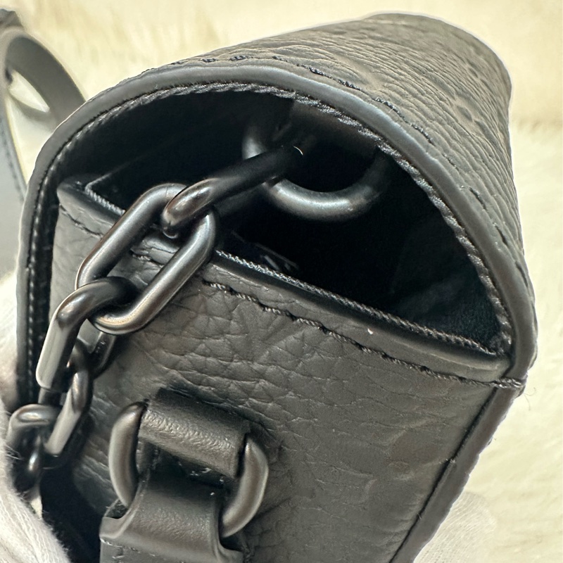 LV M81746 黑色牛皮壓紋斜背包 steamer-26