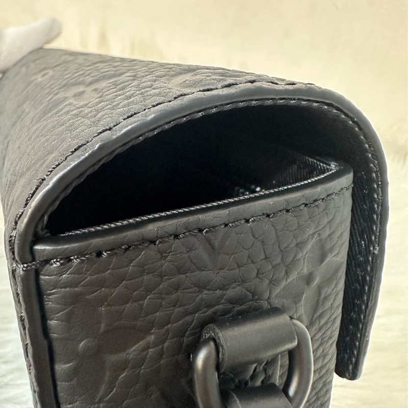 LV M81746 黑色牛皮壓紋斜背包 steamer-27