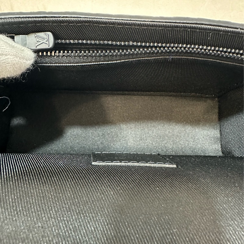 LV M81746 黑色牛皮壓紋斜背包 steamer-28