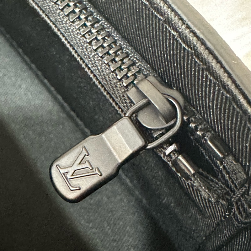 LV M81746 黑色牛皮壓紋斜背包 steamer-31
