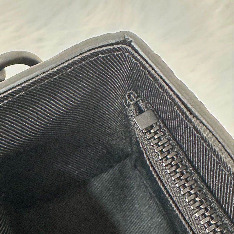 LV M81746 黑色牛皮壓紋斜背包 steamer-32