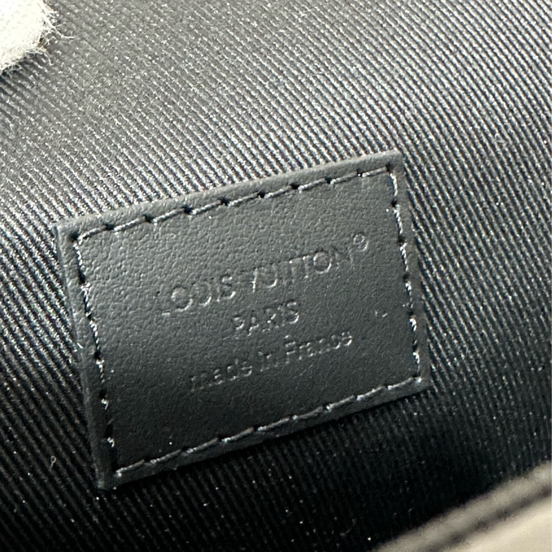 LV M81746 黑色牛皮壓紋斜背包 steamer-34