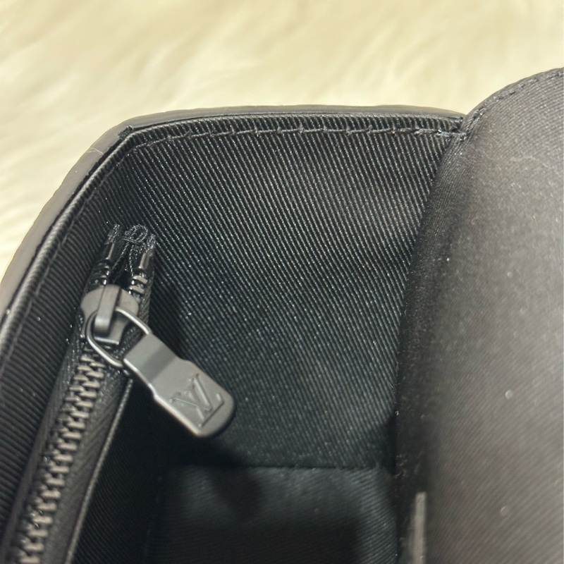 LV M81746 黑色牛皮壓紋斜背包 steamer-36