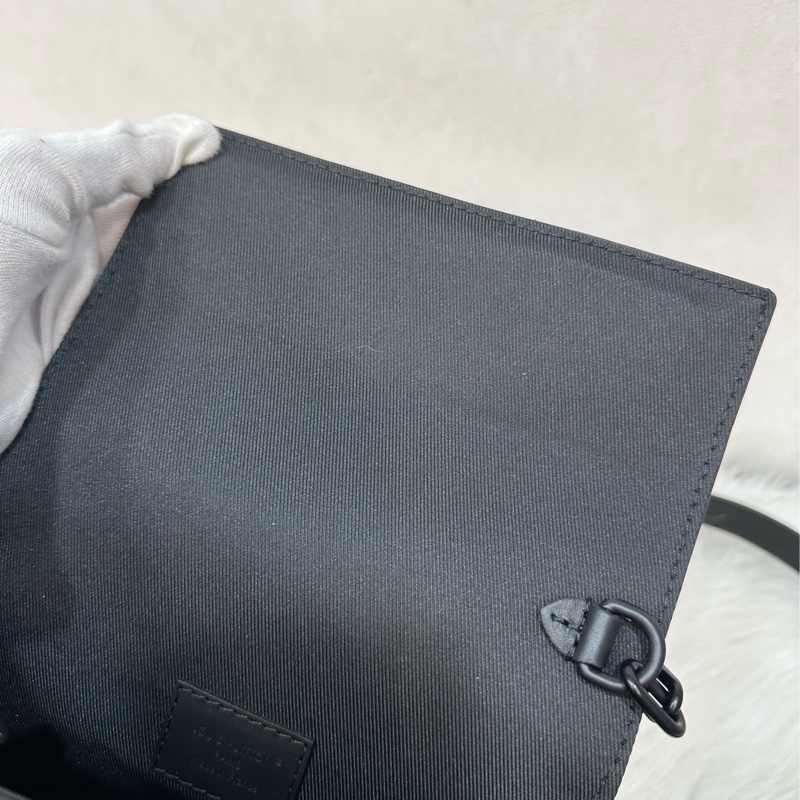 LV M81746 黑色牛皮壓紋斜背包 steamer-37