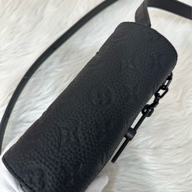 LV M81746 黑色牛皮壓紋斜背包 steamer-39