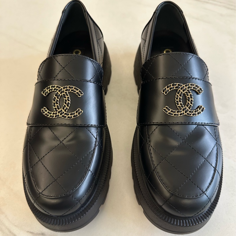 Chanel大雙C皮穿鍊菱格紋樂福鞋-0