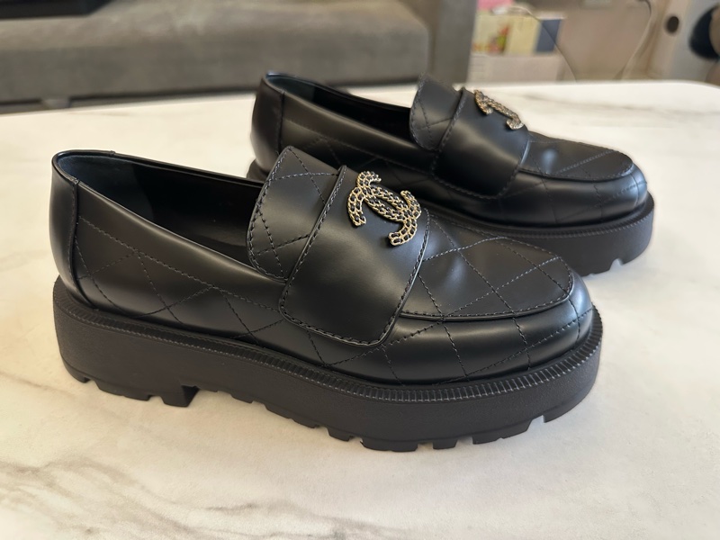 Chanel大雙C皮穿鍊菱格紋樂福鞋-1