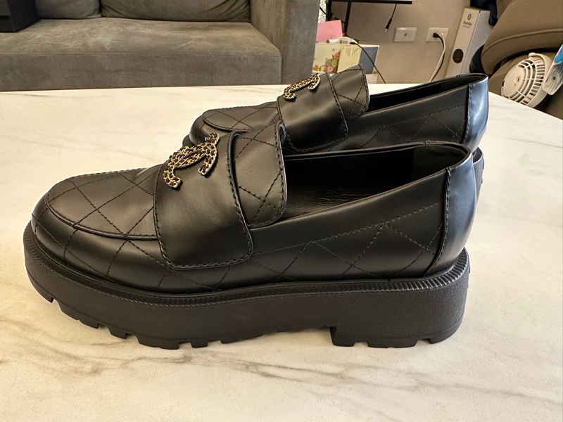 Chanel大雙C皮穿鍊菱格紋樂福鞋-3