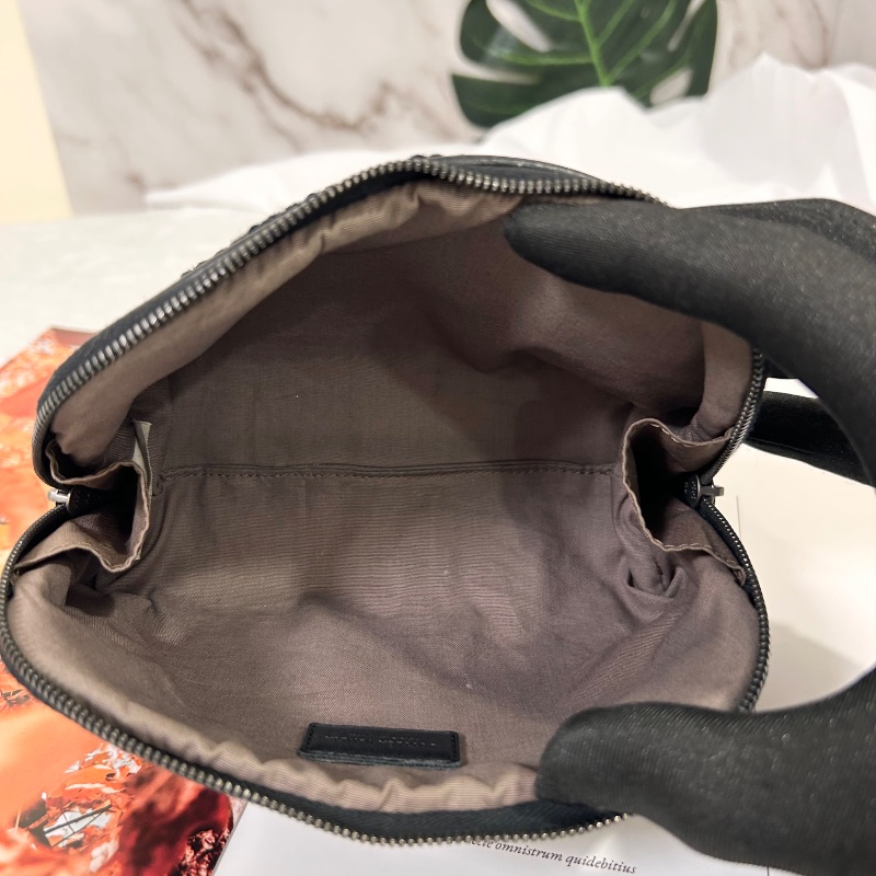 BV 刺繡編織皮革 Knot 黑色小羊皮 2021年-16