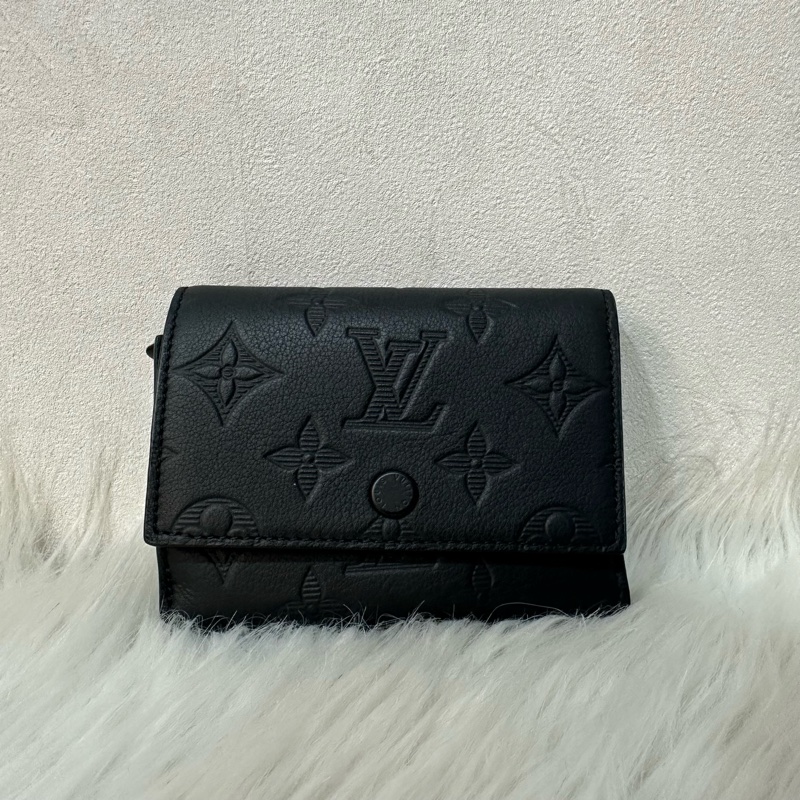 LV M12635 黑色牛皮壓紋黑釦三折短夾-0