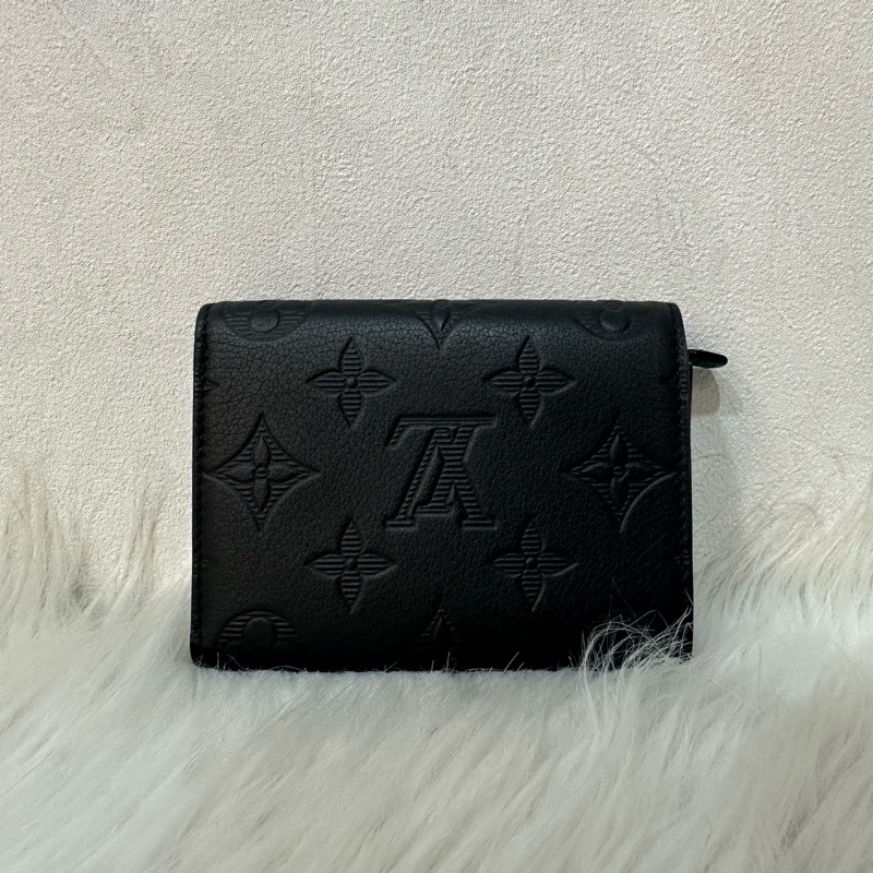 LV M12635 黑色牛皮壓紋黑釦三折短夾-1