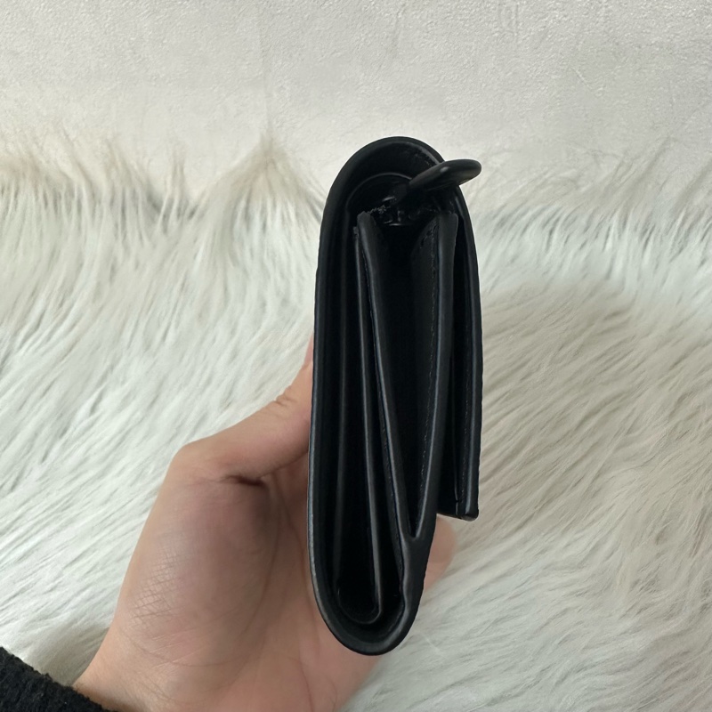 LV M12635 黑色牛皮壓紋黑釦三折短夾-2