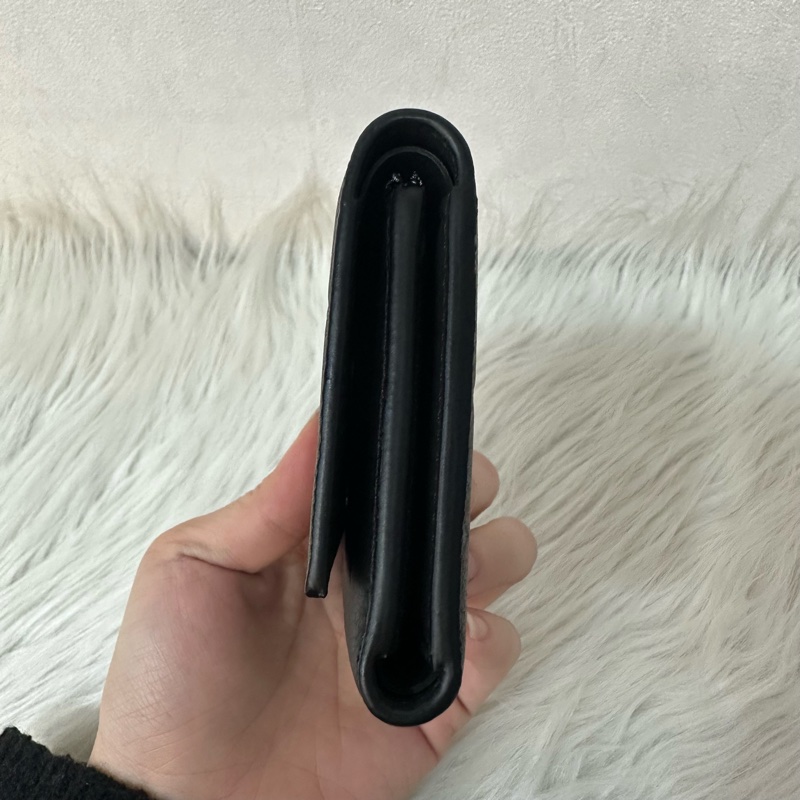 LV M12635 黑色牛皮壓紋黑釦三折短夾-3