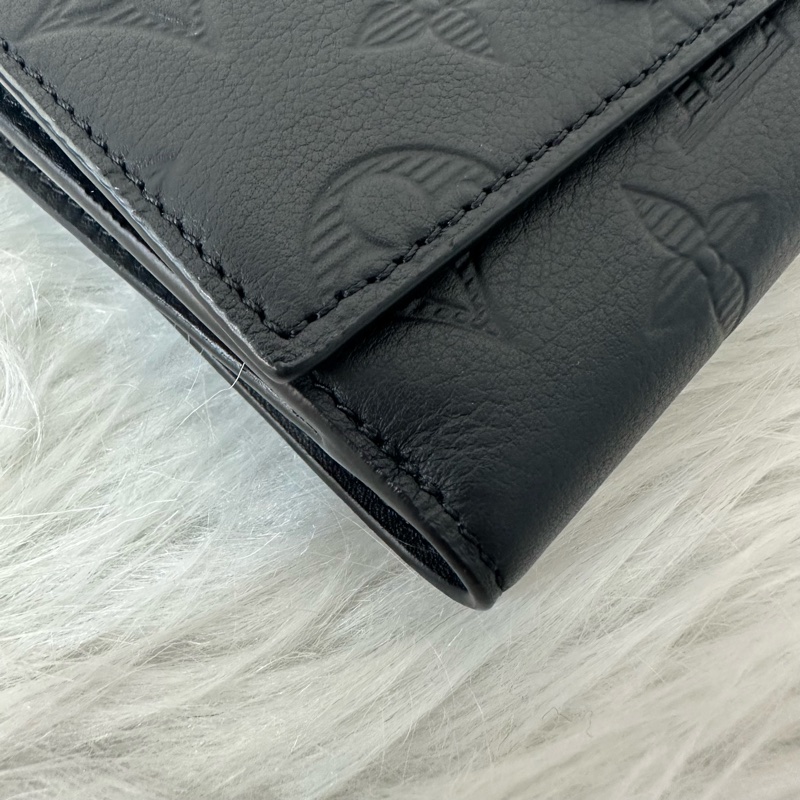 LV M12635 黑色牛皮壓紋黑釦三折短夾-4