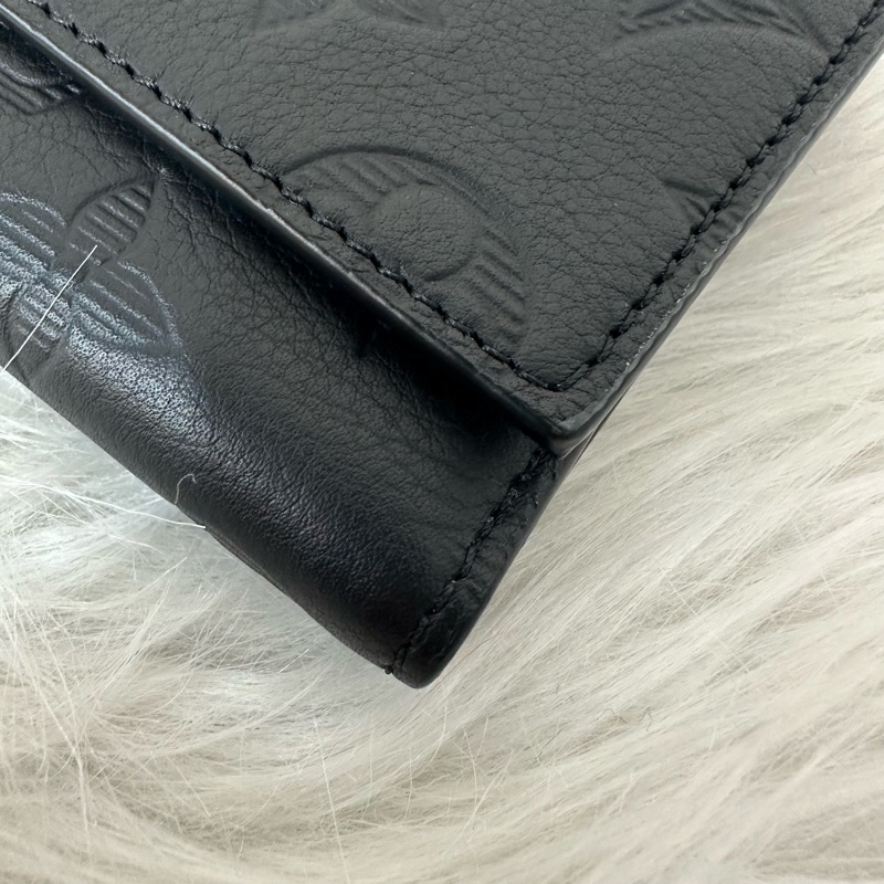 LV M12635 黑色牛皮壓紋黑釦三折短夾-5