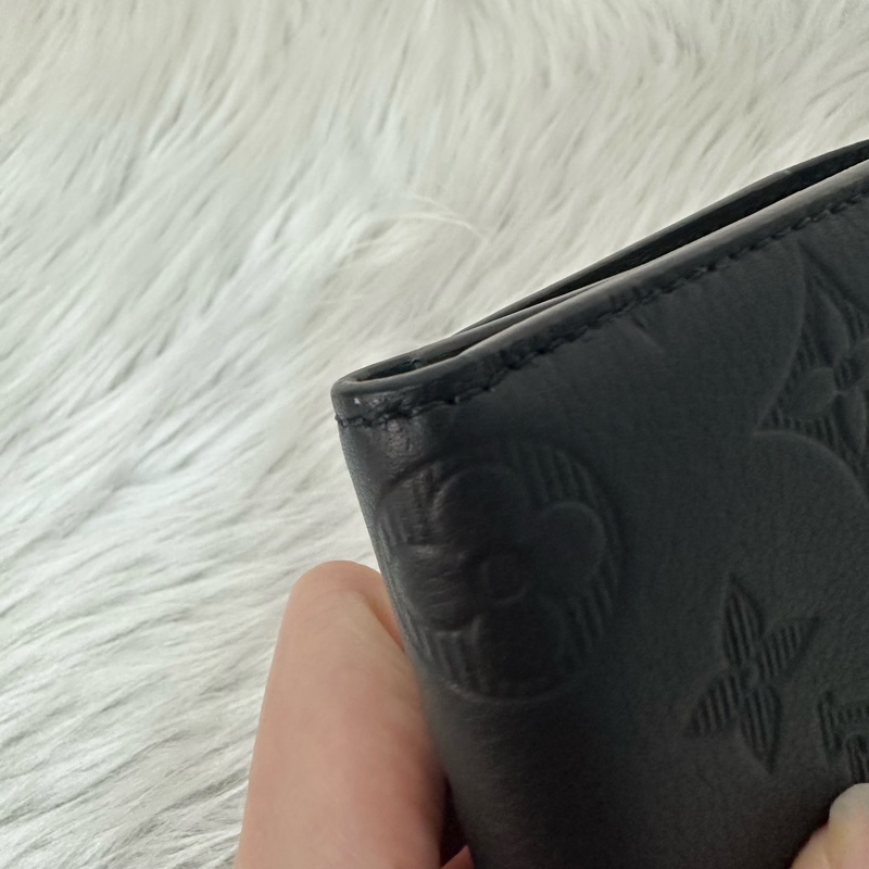 LV M12635 黑色牛皮壓紋黑釦三折短夾-6