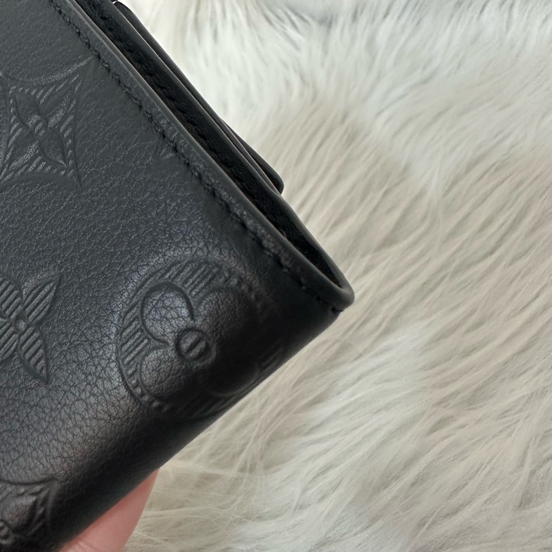 LV M12635 黑色牛皮壓紋黑釦三折短夾-7