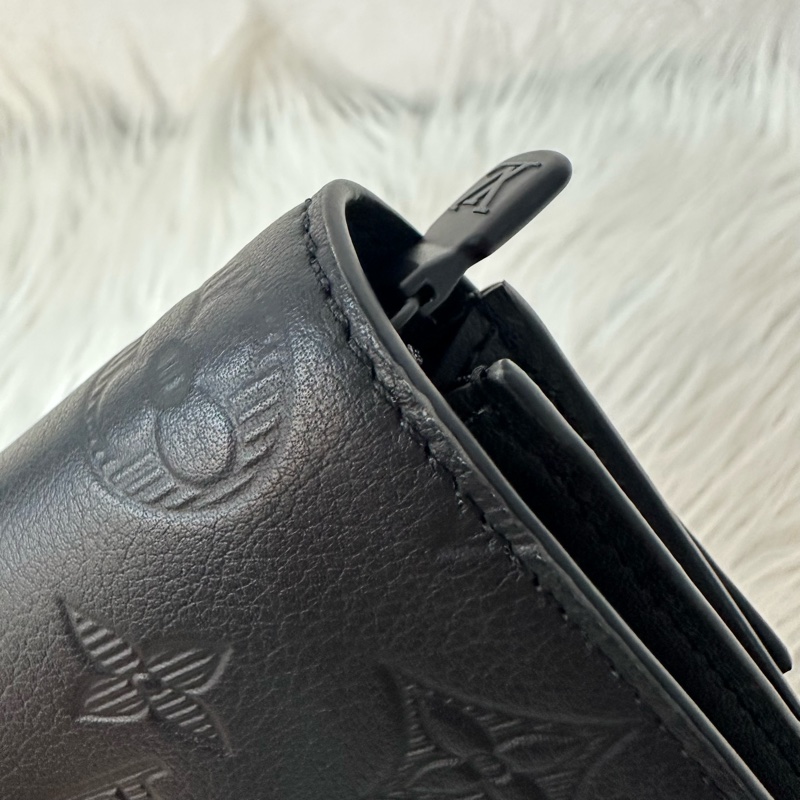 LV M12635 黑色牛皮壓紋黑釦三折短夾-8