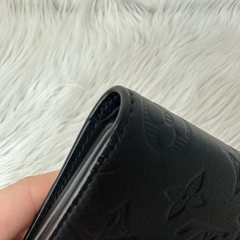 LV M12635 黑色牛皮壓紋黑釦三折短夾-9