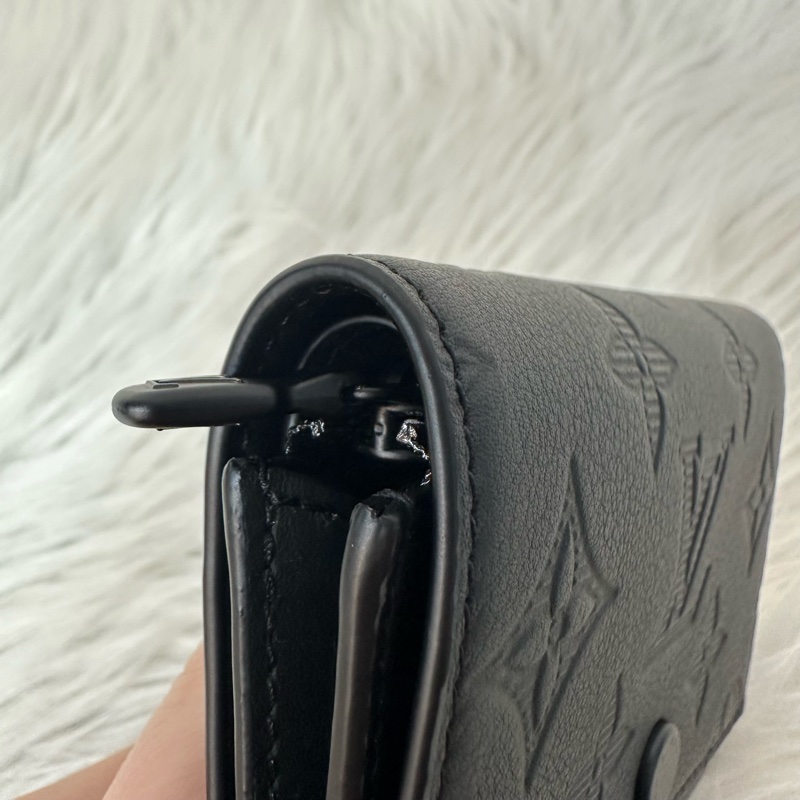 LV M12635 黑色牛皮壓紋黑釦三折短夾-10