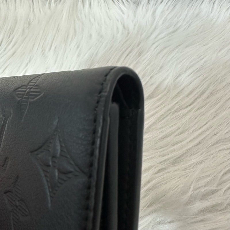 LV M12635 黑色牛皮壓紋黑釦三折短夾-11