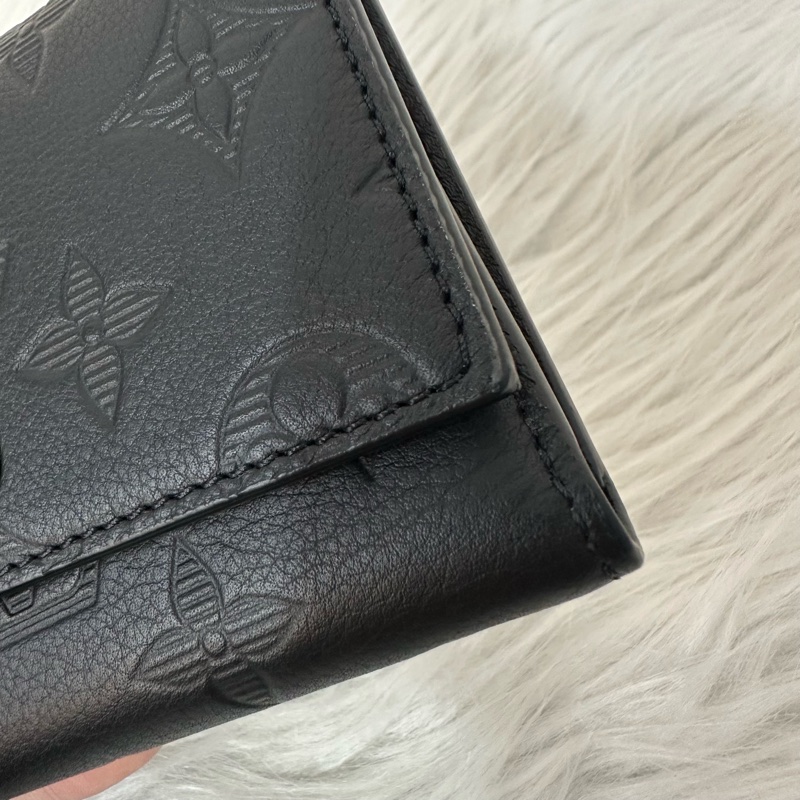 LV M12635 黑色牛皮壓紋黑釦三折短夾-12