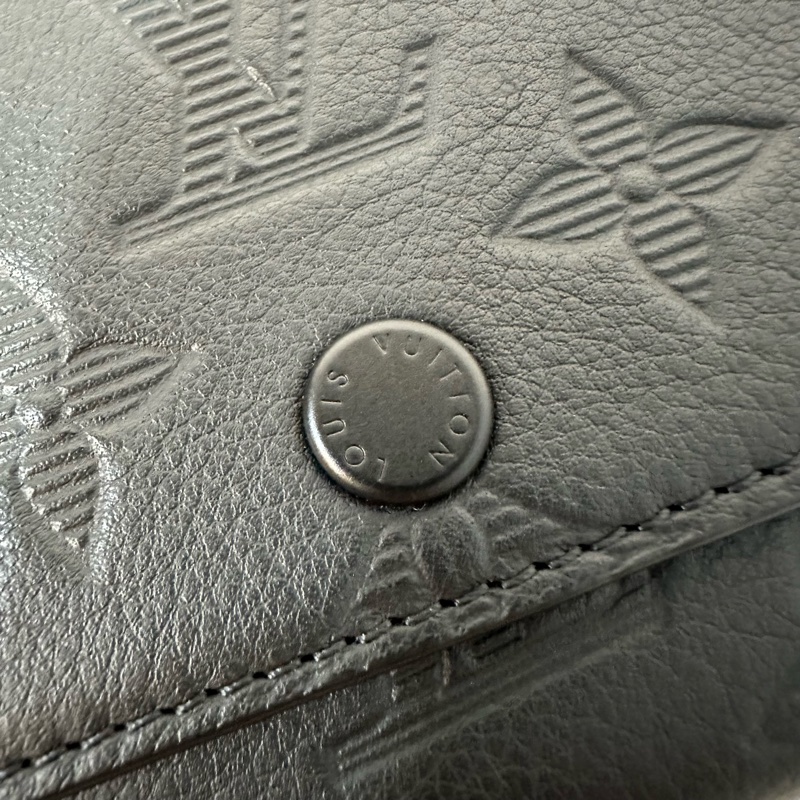 LV M12635 黑色牛皮壓紋黑釦三折短夾-13