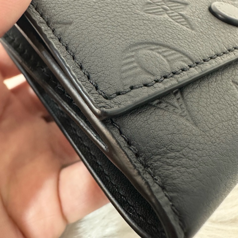 LV M12635 黑色牛皮壓紋黑釦三折短夾-14