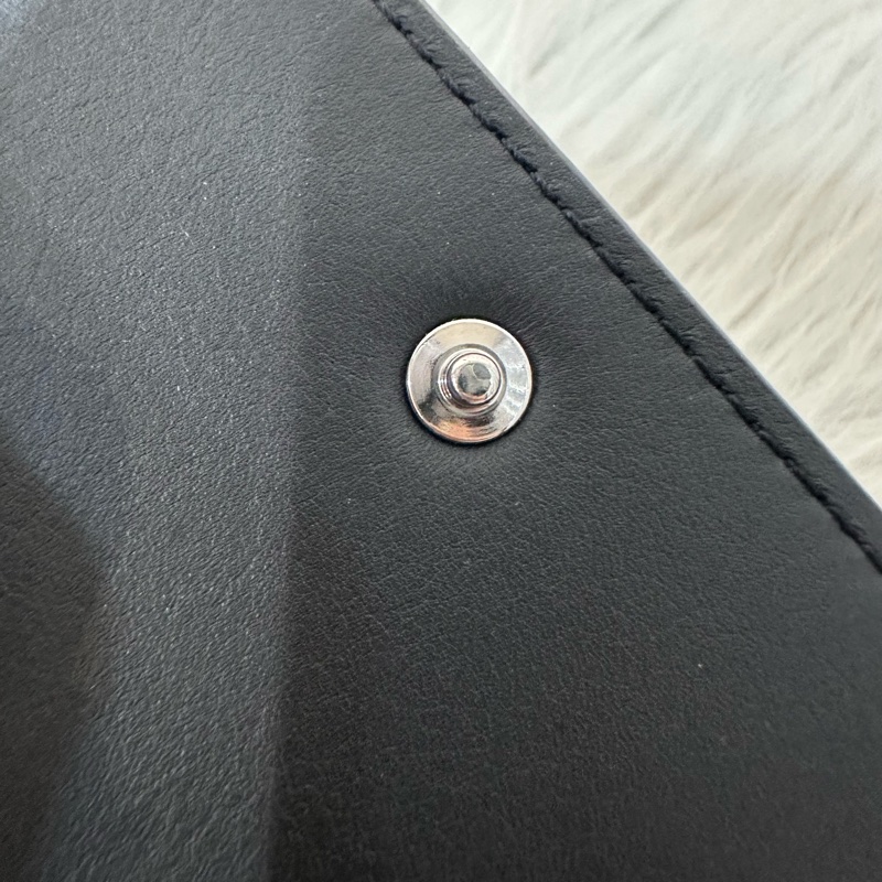 LV M12635 黑色牛皮壓紋黑釦三折短夾-16
