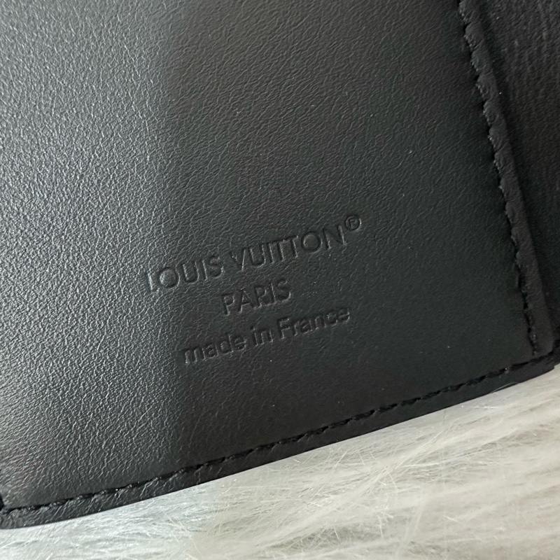 LV M12635 黑色牛皮壓紋黑釦三折短夾-17