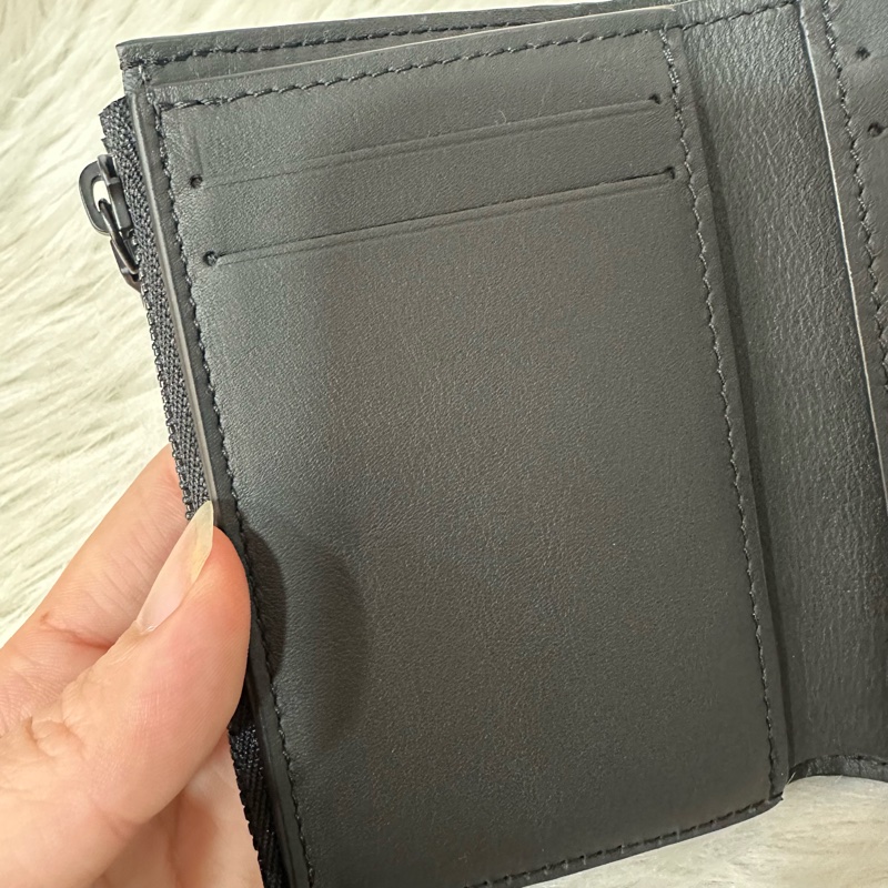 LV M12635 黑色牛皮壓紋黑釦三折短夾-18