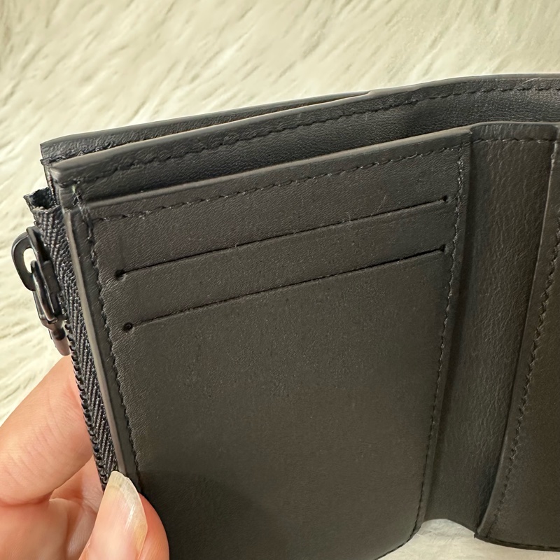 LV M12635 黑色牛皮壓紋黑釦三折短夾-19