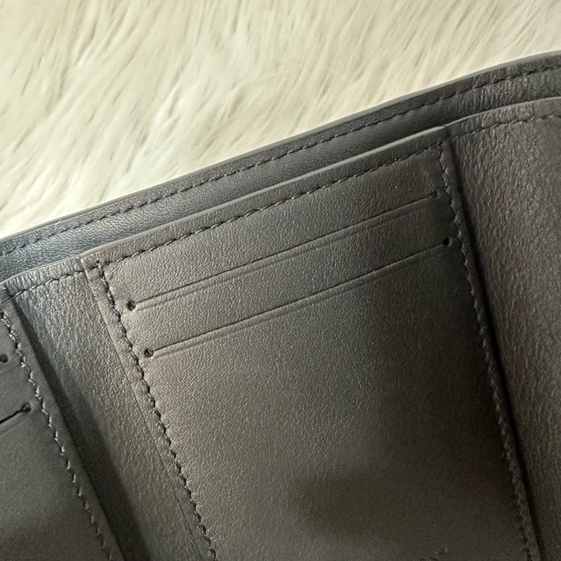 LV M12635 黑色牛皮壓紋黑釦三折短夾-20