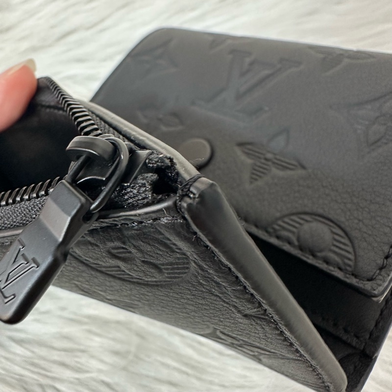 LV M12635 黑色牛皮壓紋黑釦三折短夾-22