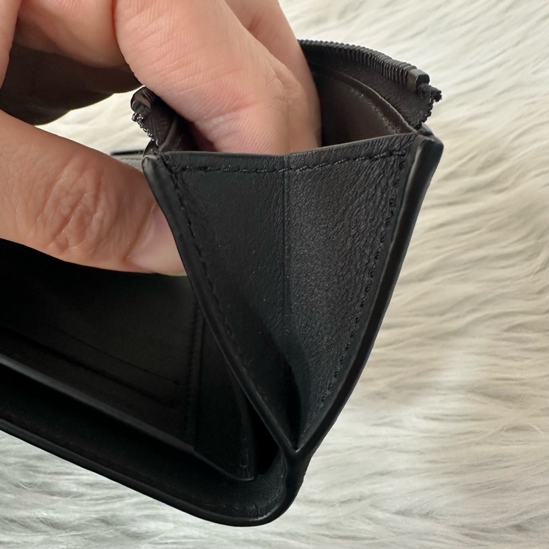 LV M12635 黑色牛皮壓紋黑釦三折短夾-23