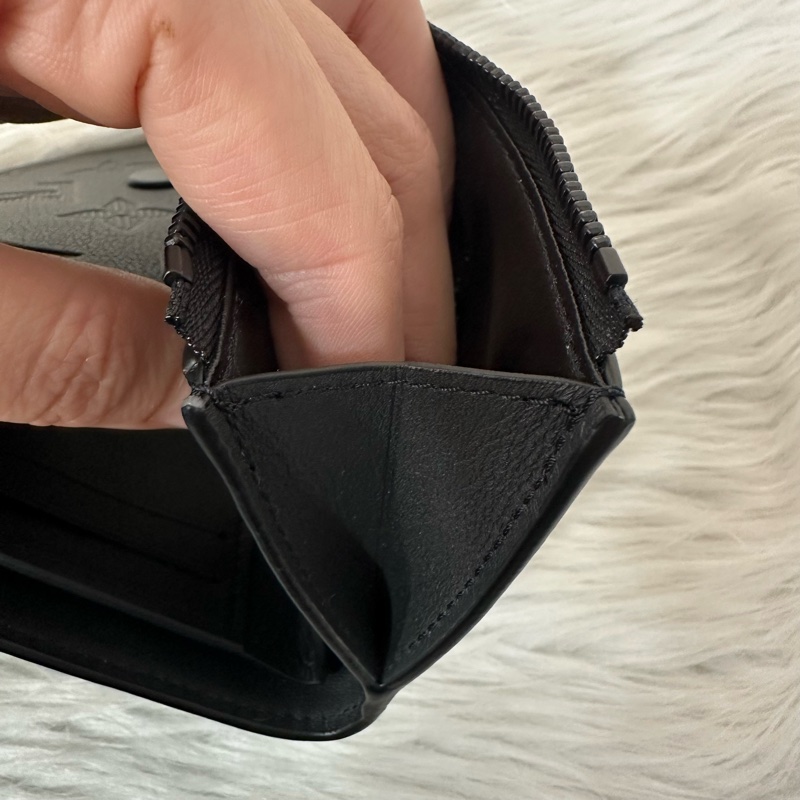 LV M12635 黑色牛皮壓紋黑釦三折短夾-24