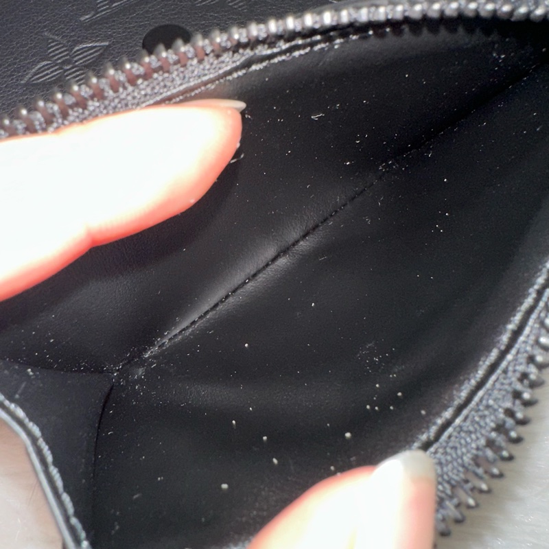 LV M12635 黑色牛皮壓紋黑釦三折短夾-25