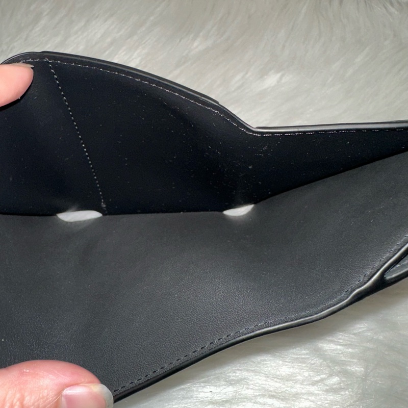 LV M12635 黑色牛皮壓紋黑釦三折短夾-28