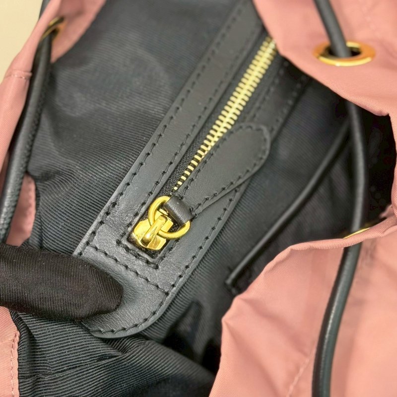 （這顆超好背！母親節禮物首選🎁）🏷Burberry 博柏利．The Rucksack 尼龍束口後背包 中號-16