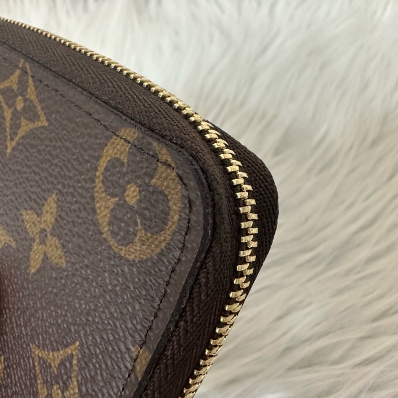 LV M60067 老花金釦拉鏈零錢包-9
