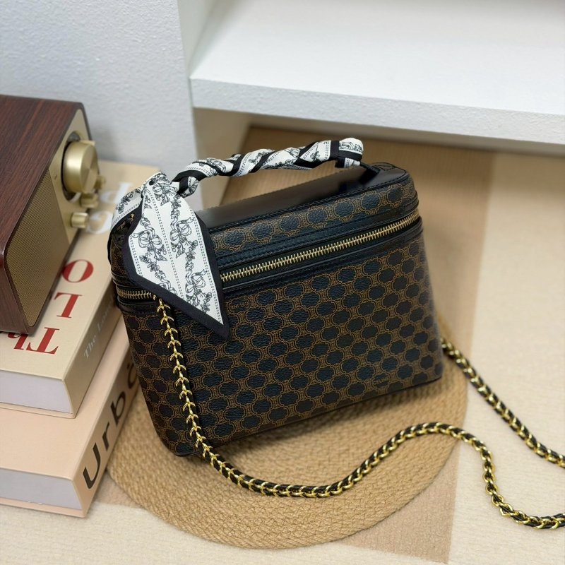 （賠本出清價💔）🏷Celine 瑟琳．中古黑老花化妝包改造-0