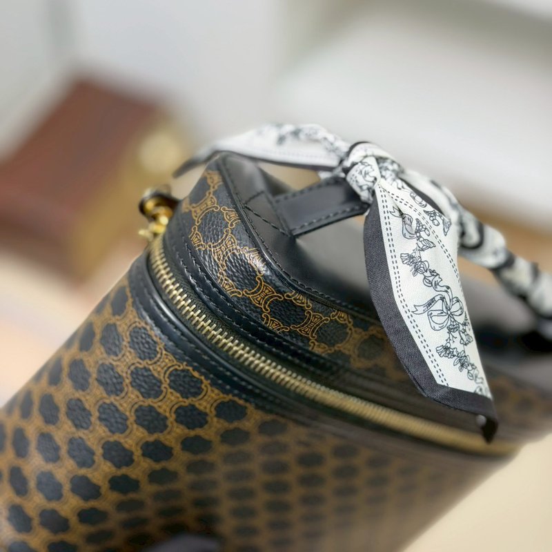 （賠本出清價💔）🏷Celine 瑟琳．中古黑老花化妝包改造-8