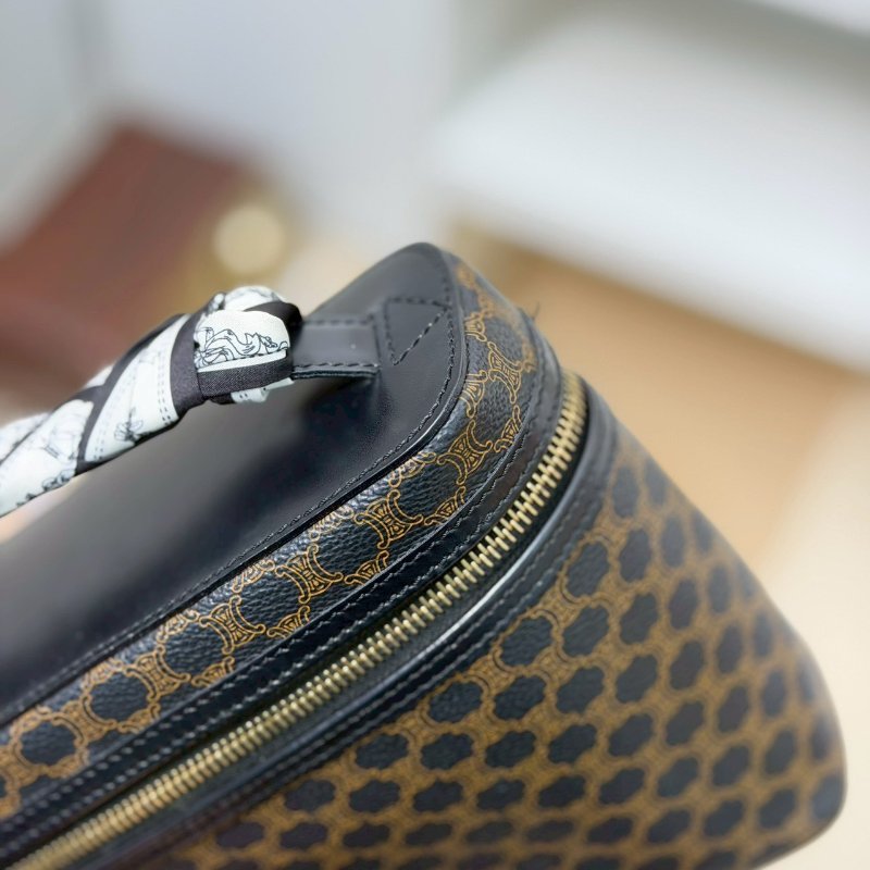 （賠本出清價💔）🏷Celine 瑟琳．中古黑老花化妝包改造-9