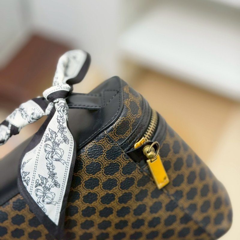 （賠本出清價💔）🏷Celine 瑟琳．中古黑老花化妝包改造-11