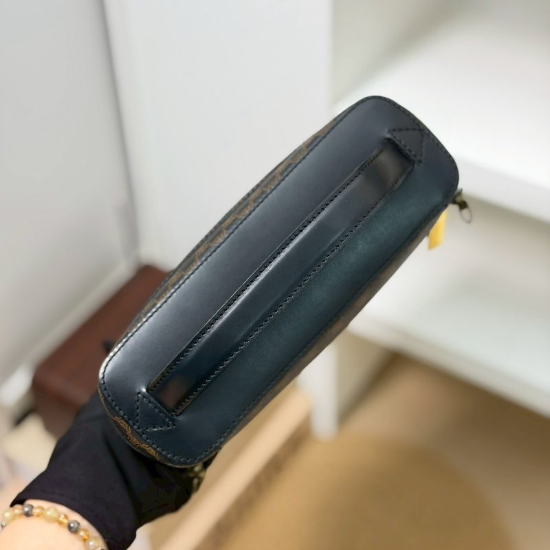 （賠本出清價💔）🏷Celine 瑟琳．中古黑老花化妝包改造-12