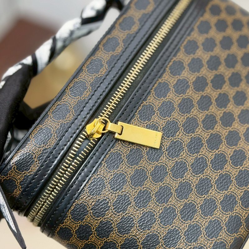 （賠本出清價💔）🏷Celine 瑟琳．中古黑老花化妝包改造-14