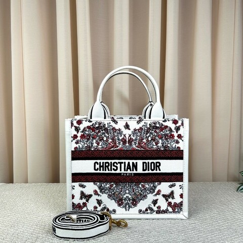 迪奧Dior Book Tote 花卉蝴蝶刺繡托特包 白色很百搭 有肩帶 可單肩可斜挎可手提 容量大 日常通勤都很實用 包型飽滿