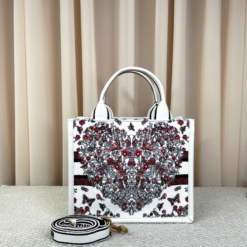 迪奧Dior Book Tote 花卉蝴蝶刺繡托特包 白色很百搭 有肩帶 可單肩可斜挎可手提 容量大 日常通勤都很實用 包型飽滿-1
